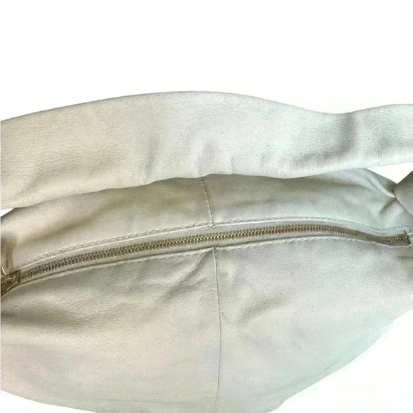 Bottega Benetta Double Knot Leather Handbag . - Picture 4 of 15